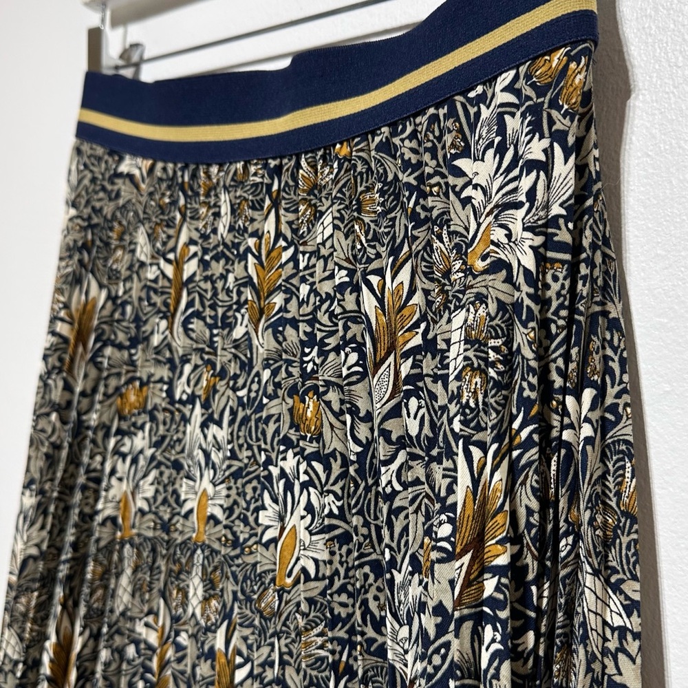 H& M Printed Pleated Midi Skirt Size Small